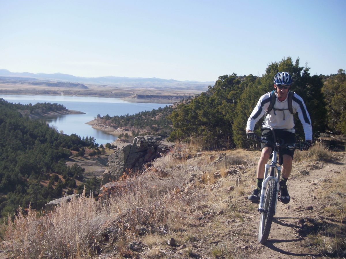 Glendo---biking-above-reservoir